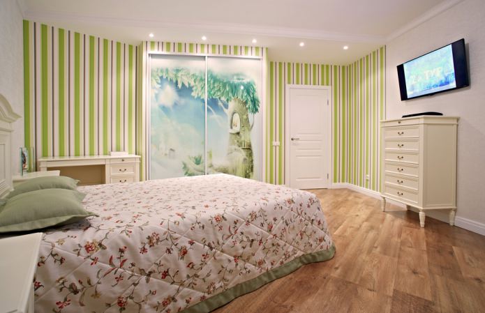 Grün gestreifte Tapete im Schlafzimmer
