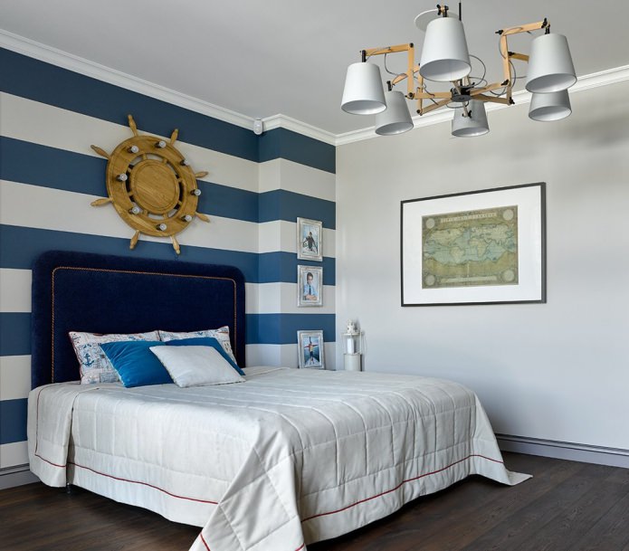 Marine-Schlafzimmer-Interieur mit gestreifter Tapete in Weiß und Blau