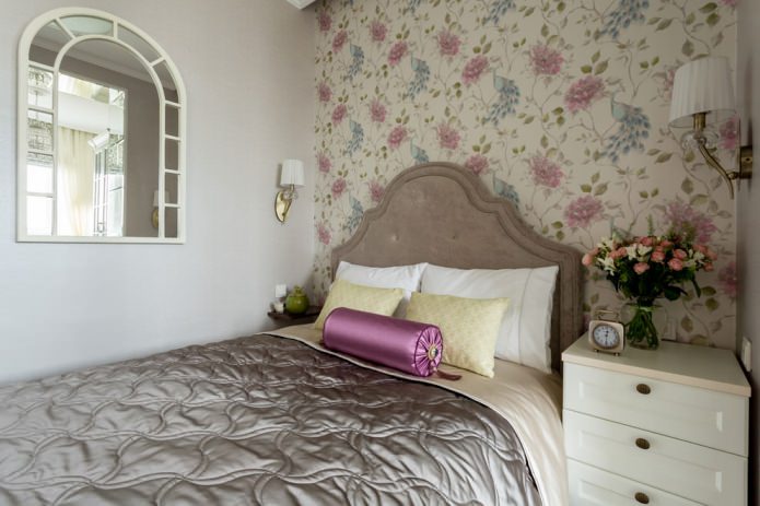 Blumentapeten in einem kleinen Schlafzimmer