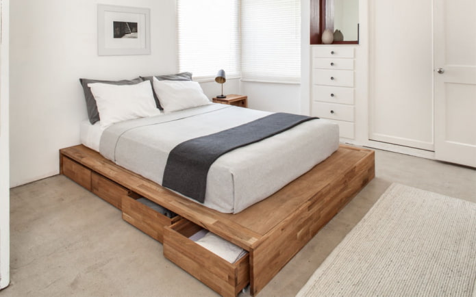 Schubladen unter dem Bett in einem kleinen Zimmer