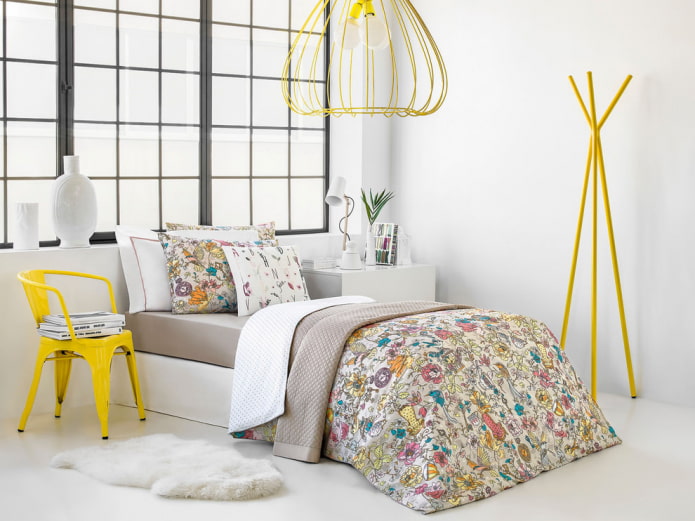 weißes Schlafzimmer mit gelben Akzenten