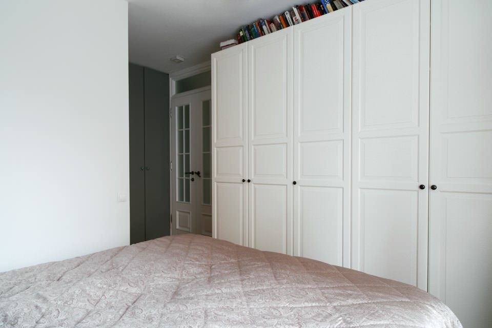 großer Schrank im Schlafzimmer