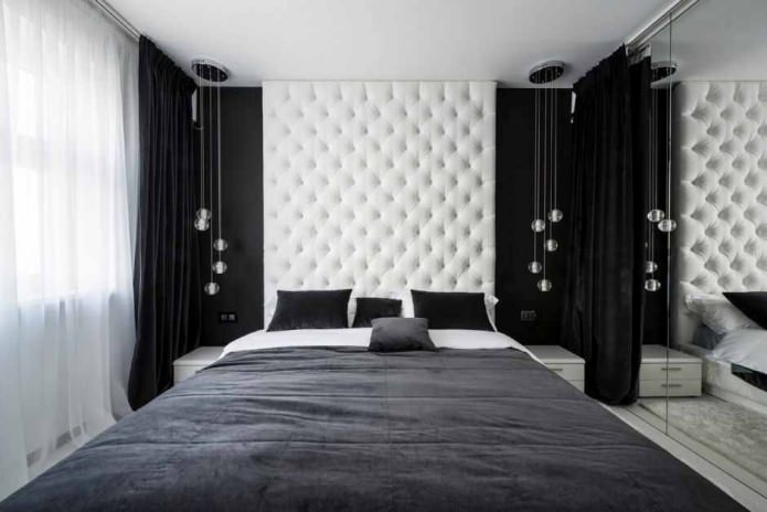 Schlafzimmerinterieur in Schwarz-Weiß