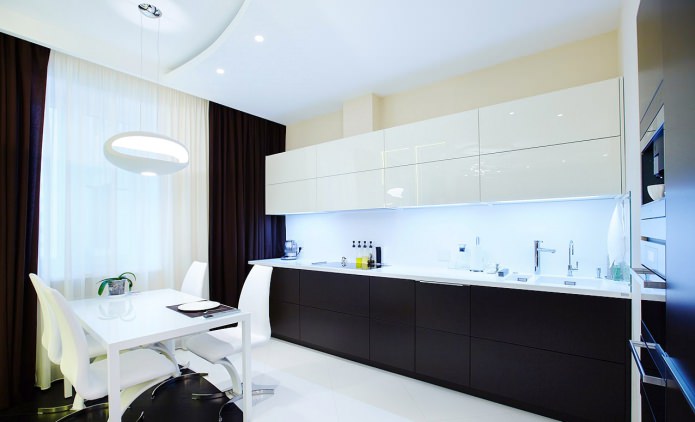 minimalistische Küche mit schwarz-weißen Möbeln 