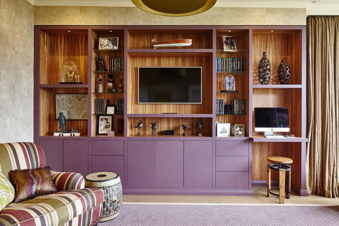 Lila und Braun im Wohnzimmer-Interieur