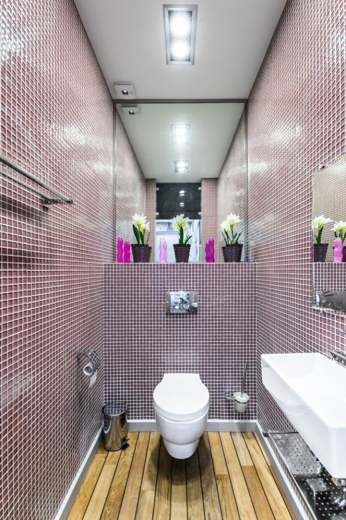 lila Mosaik im Badezimmer
