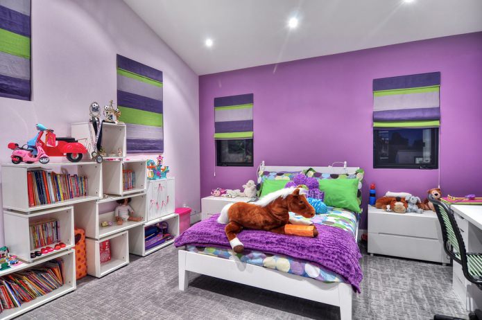 Kinderzimmer in Lilatönen mit grünen Akzenten