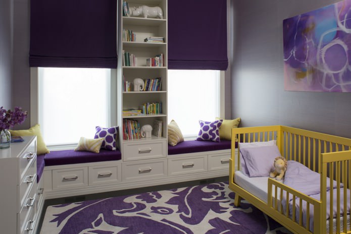 Gelb-violettes Interieur eines Kinderzimmers