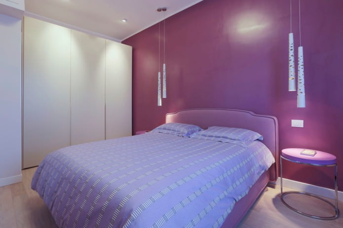 minimalistisches Schlafzimmer in Lilatönen