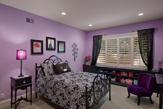 Schwarz-violettes Kinderzimmer-Interieur