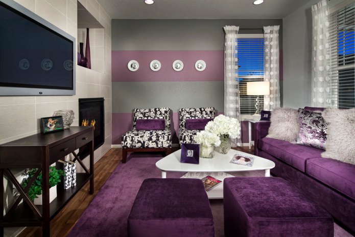 Grau-violettes Wohnzimmerinterieur