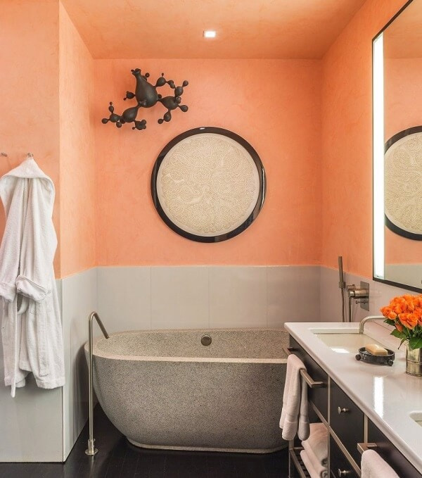 Grau- und pfirsichfarbenes Badezimmer