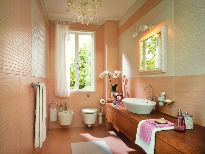 Pfirsichfarbene Fliesen im Badezimmer