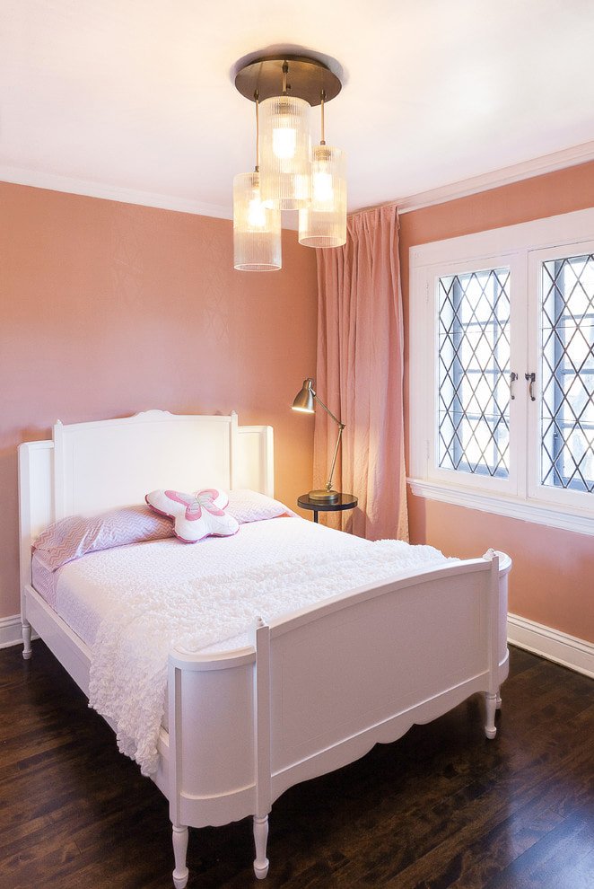 Weiß-pfirsichfarbenes Schlafzimmer