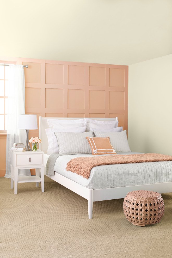 Weiß-pfirsichfarbenes Schlafzimmer