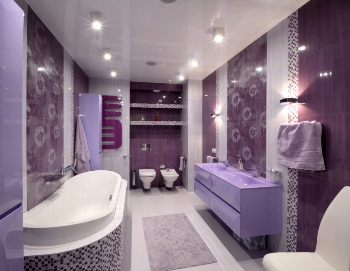 weiße Decke im Badezimmer