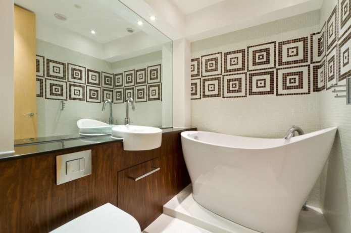 eine freistehende Badewanne im modernen Stil