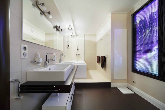 Modernes Badezimmer mit falschem Fenster