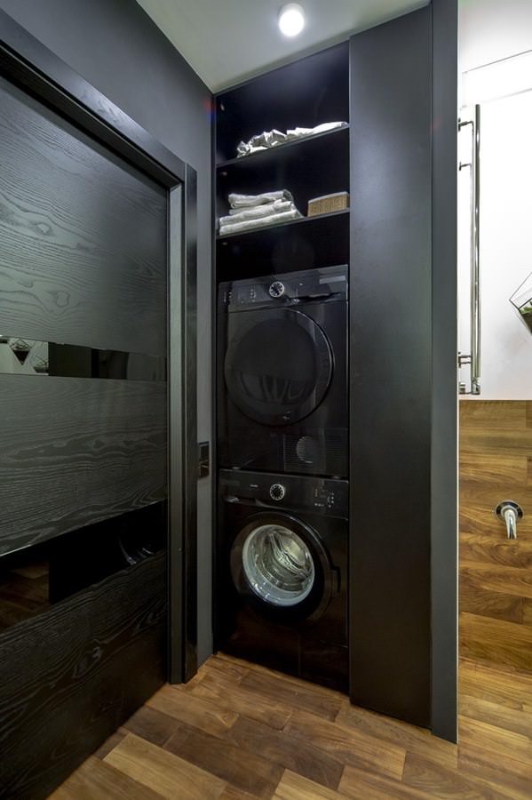 Modernes Badezimmer-Interieur mit Waschmaschine und Trockner