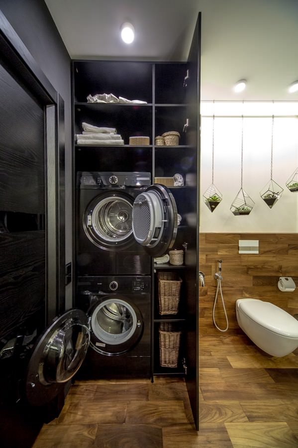 Modernes Badezimmer-Interieur mit Waschmaschine und Trockner
