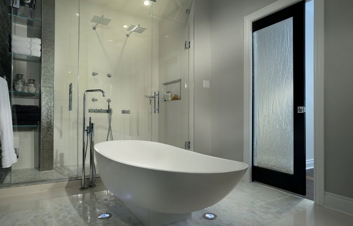 Glastür in einem modernen Badezimmerdesign