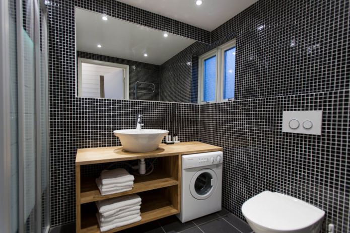 Waschmaschine in einem modernen Badezimmerinterieur 