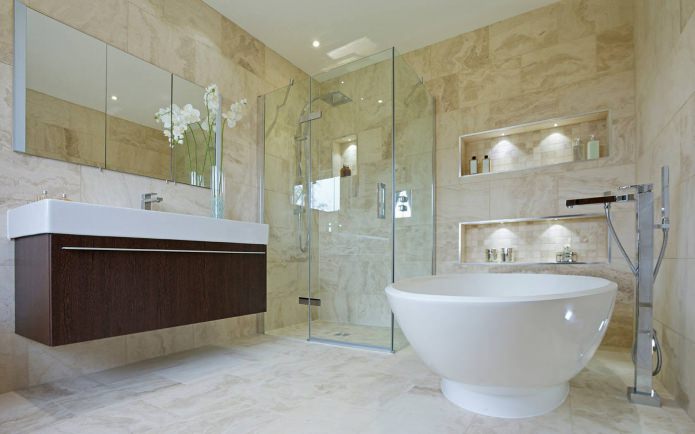 eine freistehende Badewanne im modernen Stil