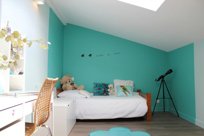 türkisfarbene Wand im Kinderzimmer