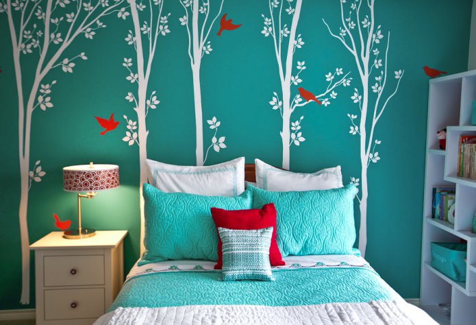 einfache Zeichnungen an der Wand im Schlafzimmer