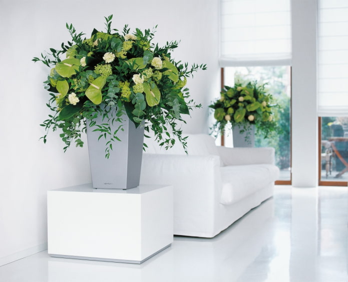 künstlicher Blumenstrauß in einer Vase