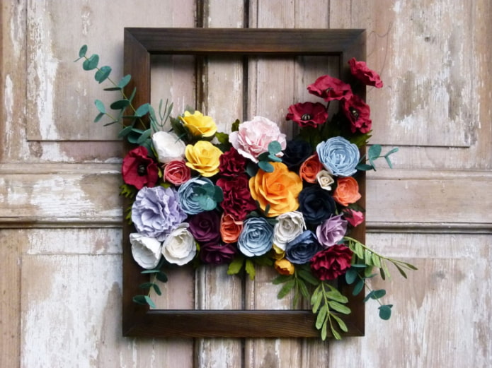 Blumenarrangement in einem Rahmen