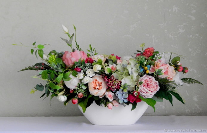 Plastikblumen in einer Vase