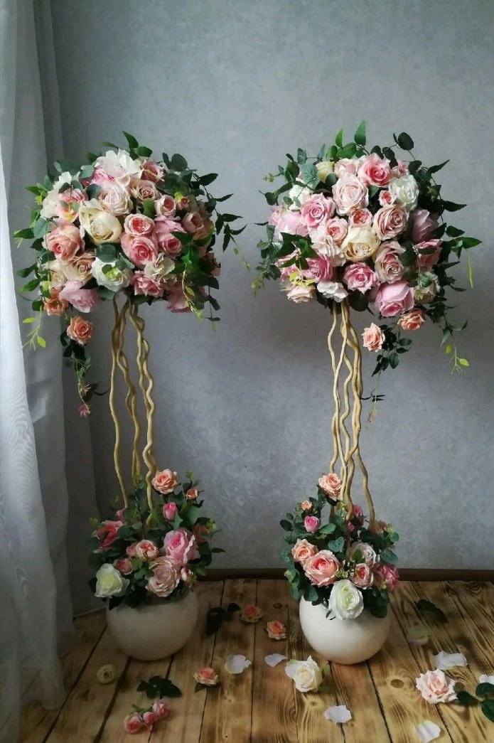 Arrangement aus künstlichen Rosen