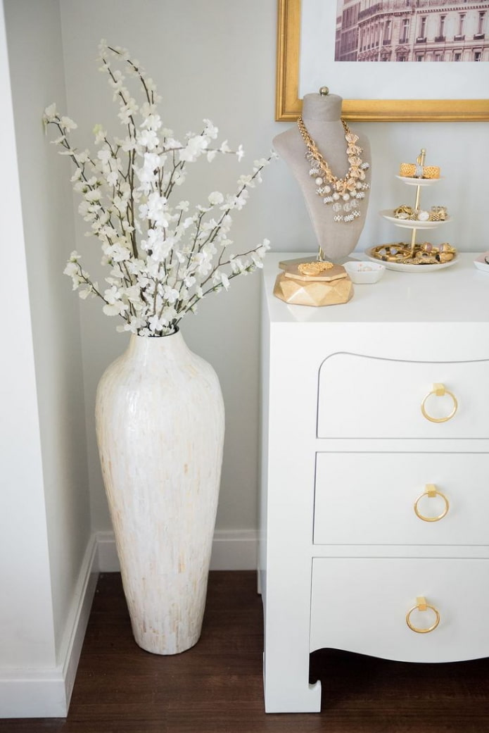 Vase mit Blumen im Schlafzimmer