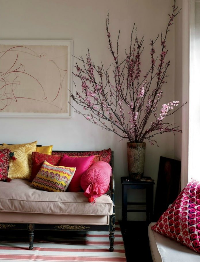 Sakura-Blüten neben dem Sofa