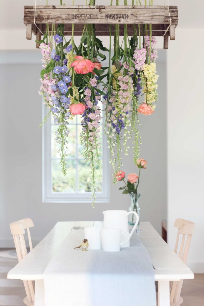 Blumen über dem Esstisch