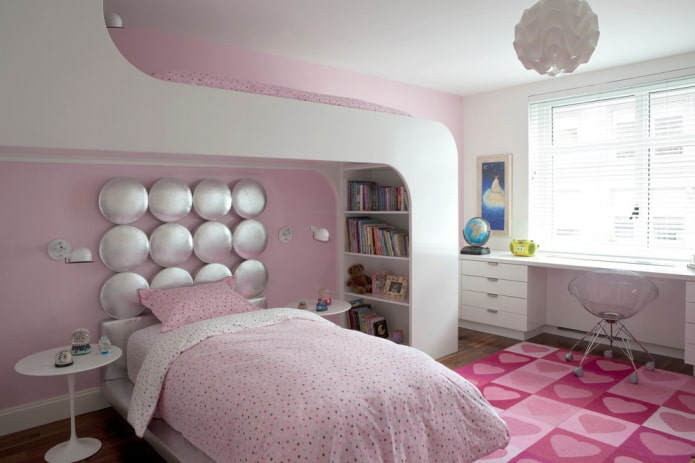 Kopfteil in einem Mädchenzimmer
