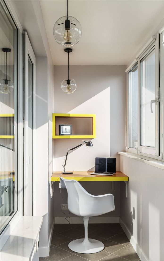 Tischplatte, Stuhl und Regal auf einem schmalen Balkon