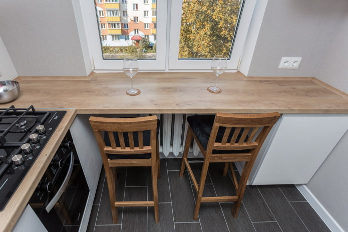 Tisch auf der Fensterbank