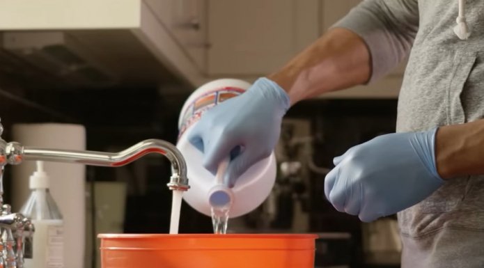 Bleichmittel einfüllen