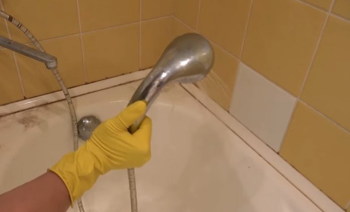 Betroffene Oberflächen befeuchten
