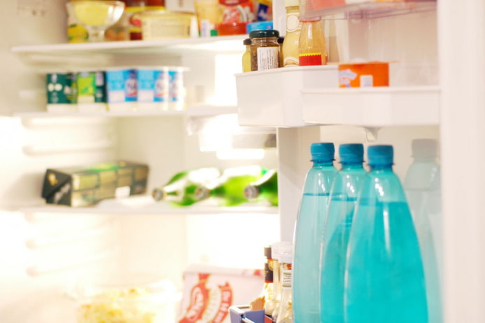 Kühlschrank mit Lebensmitteln