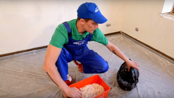 Fertigtapeten in einen Beutel geben