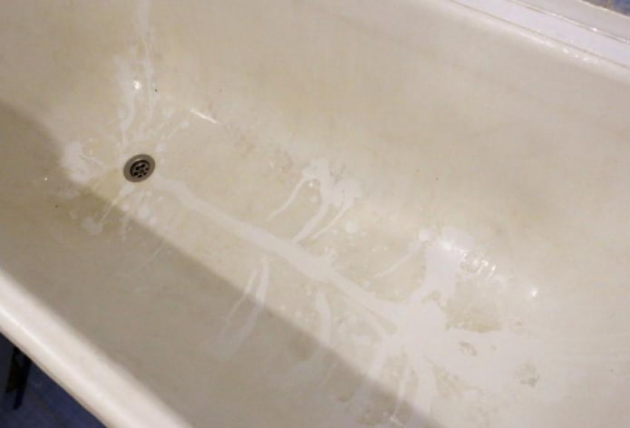 Kalkablagerungen auf einer Acrylbadewanne