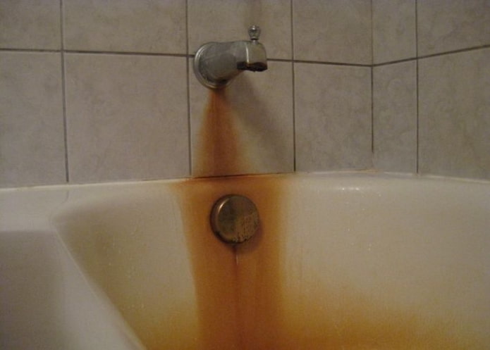 Rost auf der Oberfläche von Sanitärkeramik