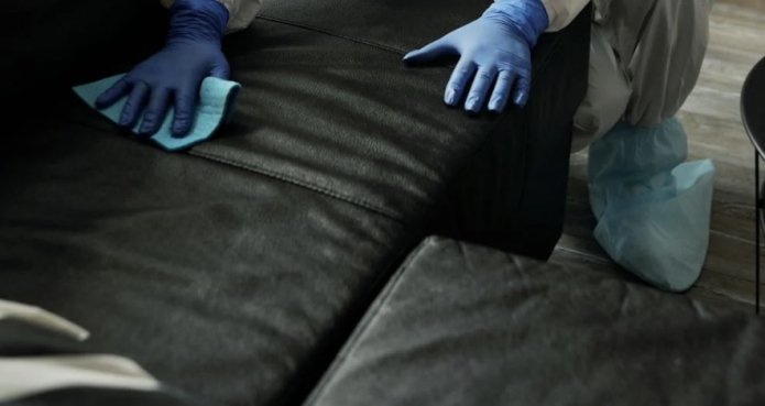 Wie reinigt man Flecken von einem Sofa?