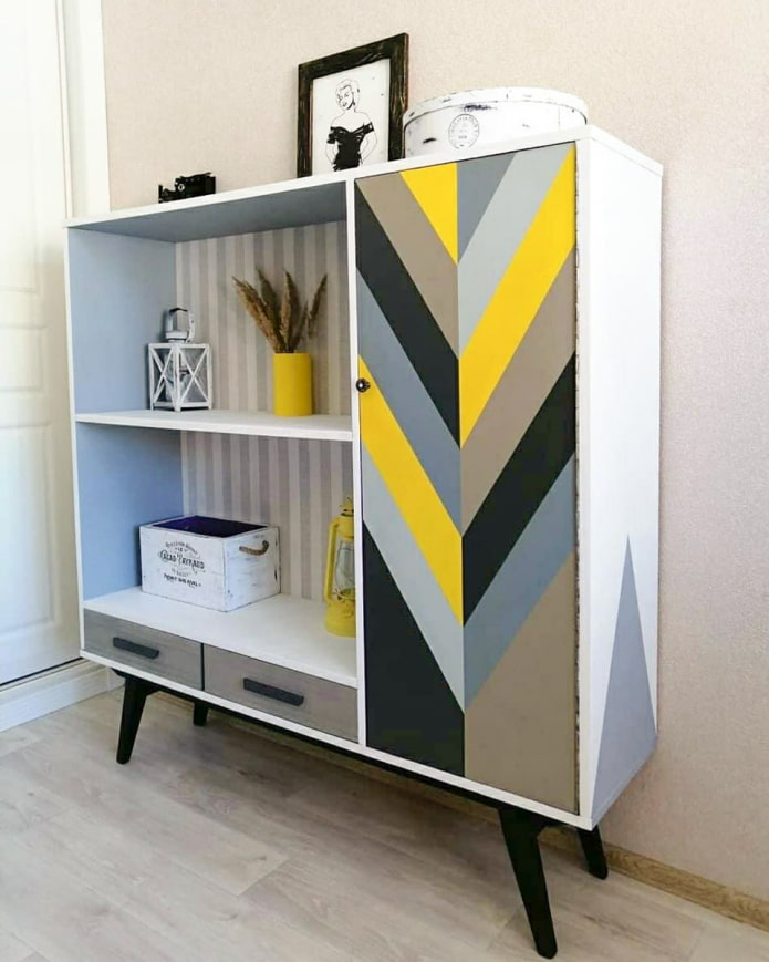 Neu streichen eines braunen Sideboards