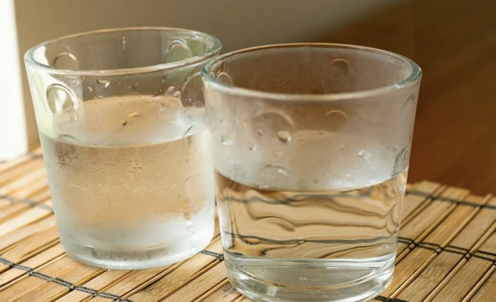 zwei Gläser Wasser