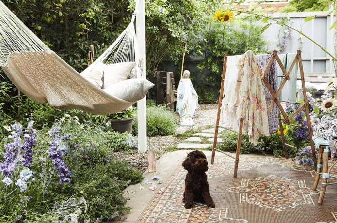 Hängematte an weißen Holzstangen im Boho-Stil befestigt