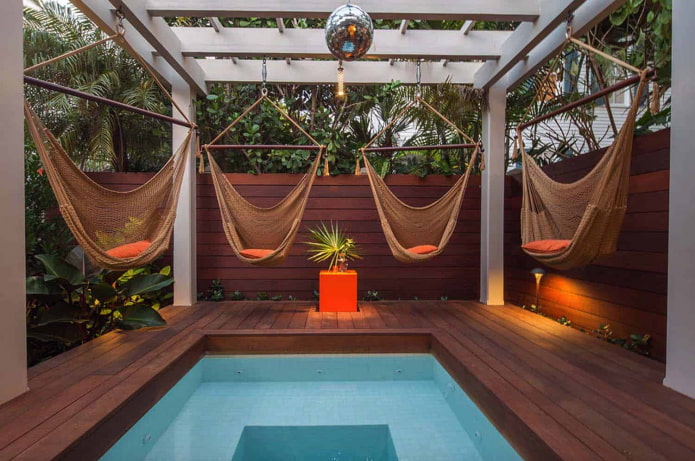 4 Hängematten rund um den Pool mit einer Pergola